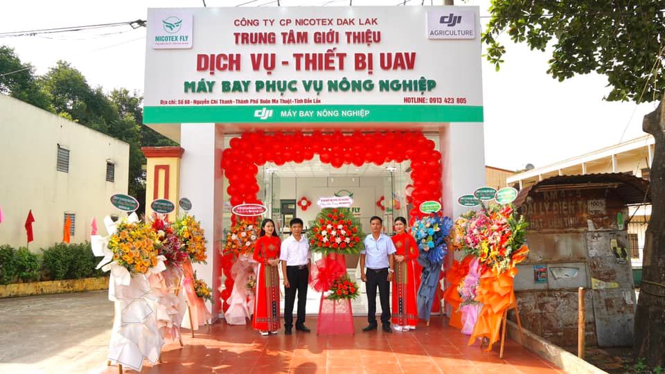 Có thể là hình ảnh về 5 người, mọi người đang đứng, hoa và văn bản cho biết 'NICOTEX dj AGRICULTURE CÃNG TY CP NICOTEX DAK LAK TRUNG TÂM GIỚI THIỆU DỊCH VỤ- THIẾT BỊ UAV MÁY BAY PHỤC vỤ NÃNG NGHIỆP pylnc sạnh HOTLINE: MAY BAY NÃNG NGHIỆP'